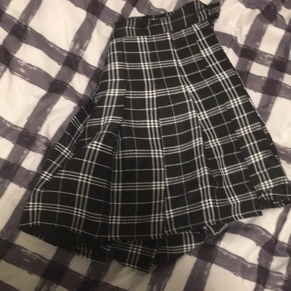 Pleated mini skirt - Picture 2 of 3